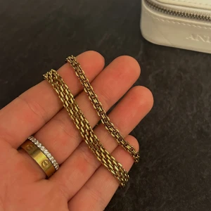 Armband guld - Två jätte fina armband. Det till vänster lite tjockare är från Edblad (200kr). Det till höger lite tunnare är från mockberg (200kr). 