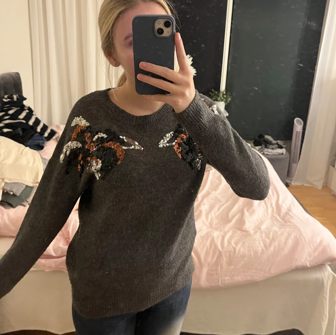 Grå tröja med paljettdetaljer