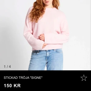Rosa stickad tröja 'Signe' - Mysig rosa stickad tröja 'Signe' med rund hals och långa ärmar. Perfekt för kyligare dagar och ger en avslappnad stil. Passar bra till jeans eller kjol.
