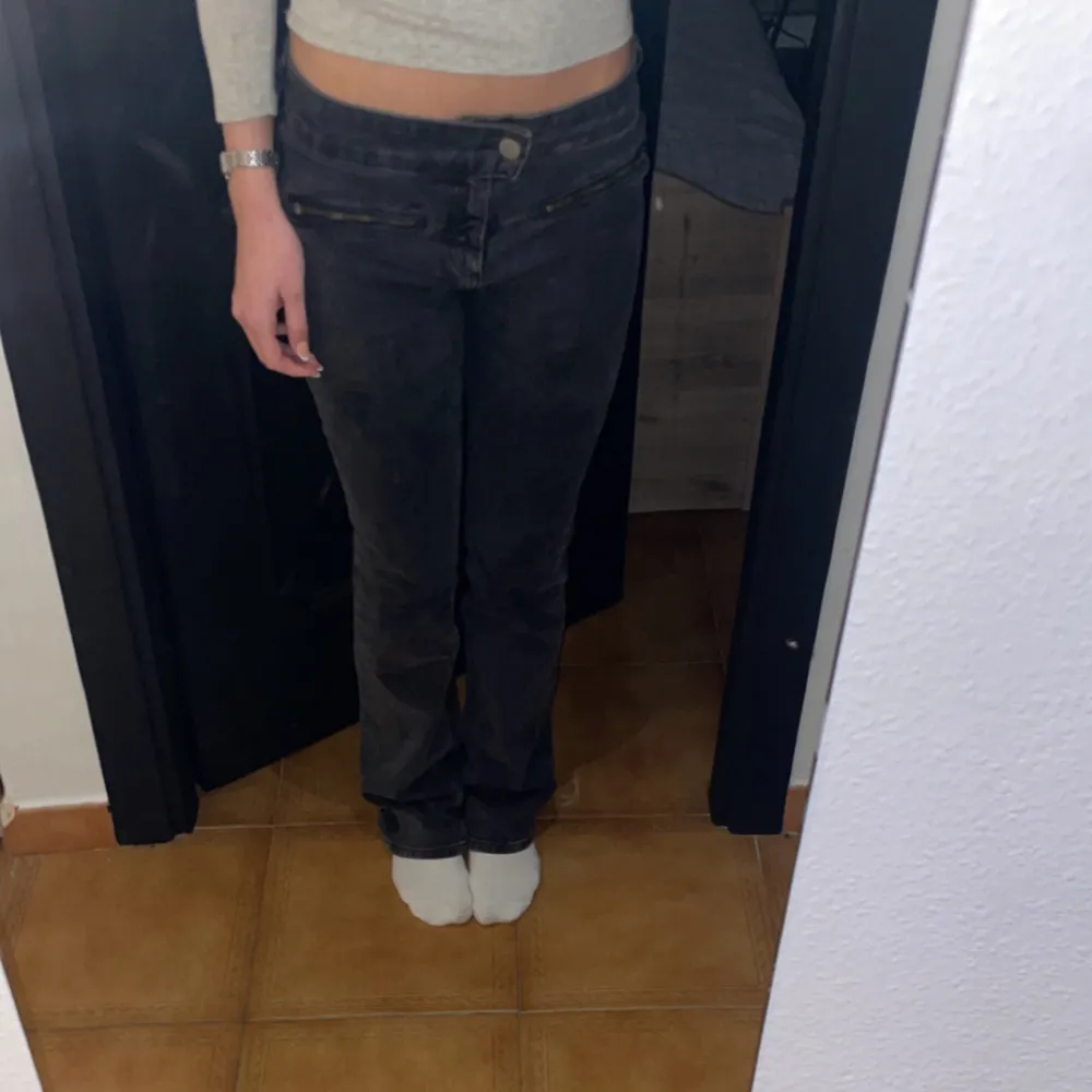 Snygga svarta bootcut jeans med låg midja och dragkedjedetaljer vid fickorna. Från pull&bear, inga skador. Storlek 36. Farkut & Housut.