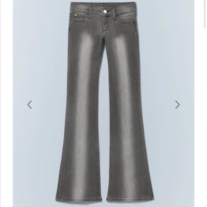 Grå bootcut jeans - Populära jeans från weekday. Använda endast en gång då de är för långa på mig💕 de har inga tecken på användning.