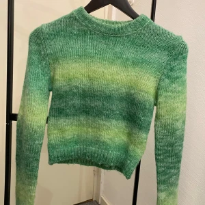 Grön stickad tröja - Säljer en grön stickad tröja, knappt använd så nyskick! Storlek xs