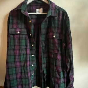 Rutig skjorta (Vailent) - Säljer en snygg rutig skjorta från Vailent i storlek L. Perfekt för en avslappnad stil. Använd 2ggr.  Originalpris: 599kr (Finns katt i hushållet, kläderna rengörs före frakt)