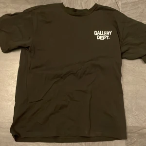 Svart t-shirt från Gallery Dept. - Snygg svart t-shirt från Gallery Dept. med tryck på bröstet och ryggen. Perfekt för en avslappnad stil.