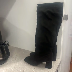Svarta mocka boots / klackar  - Svarta mocka boots / klackar. Använd endast ett par gånger.🫶🏼