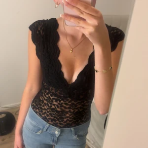 spets body från zara - jätte fin body från zara i spets. säljer då den inte komemr till användning längre. 