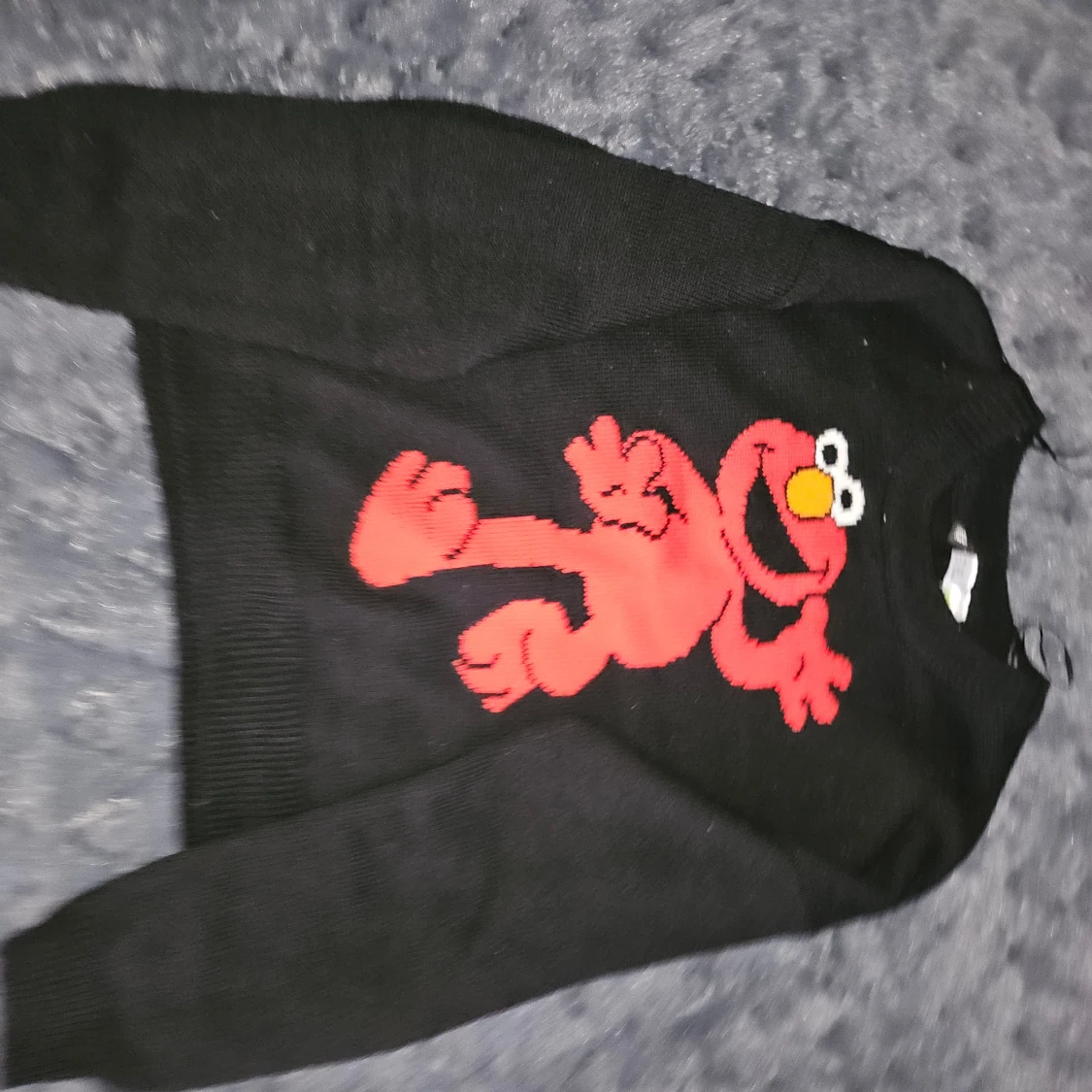 Svart stickad tröja med Elmo-motiv
