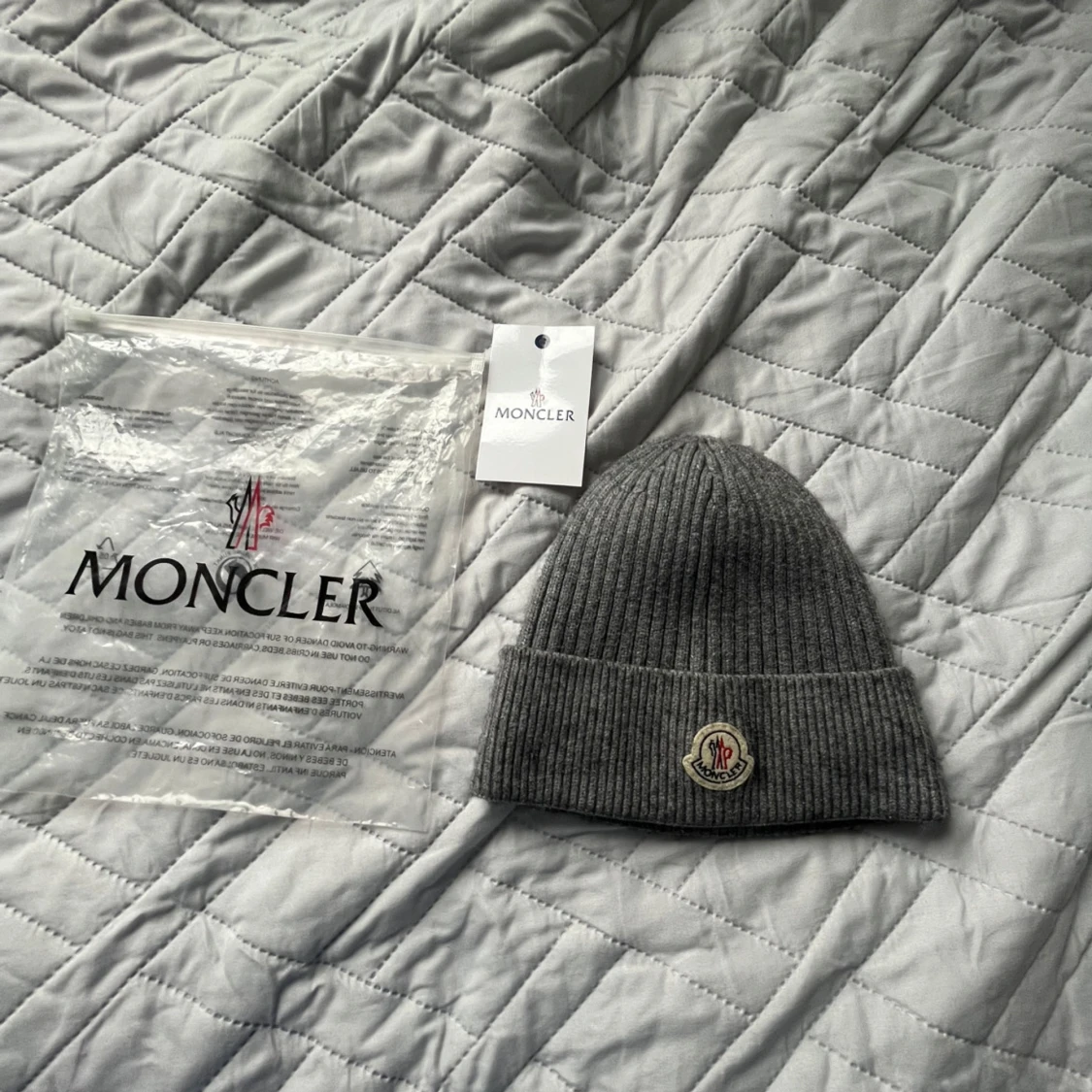 Grå ribbad mössa från Moncler - 90