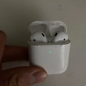 A1rpods gen 1 - Rikgit fina trådlösa hörlurar i bra skick och fungerar som dom ska, skriv vid minsta fråga eller fundering💯👍