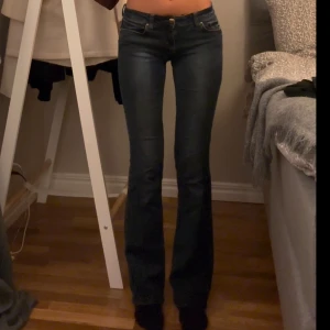 Mörkblå bootcut jeans - Snygga mörkblå bootcut jeans med låg midja och klassisk femficksdesign. Har sytt in en justerbar resor i midjan. 87 i innerbenslängd. (Jag är 178cm)
