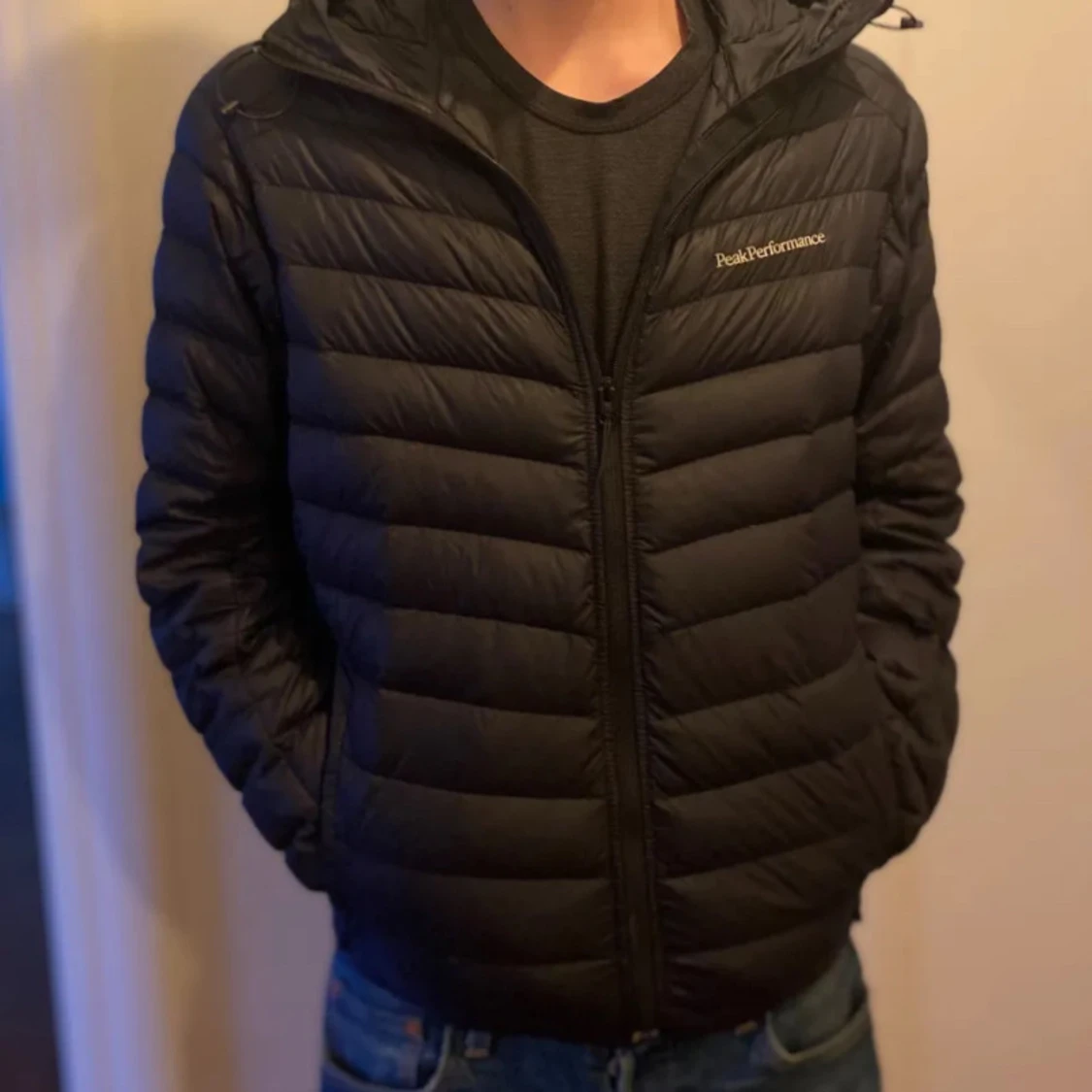 Svart dunjacka från Peak Performance