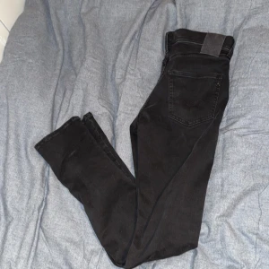 Svarta jeans från Replay - Snygga svarta jeans från Replay med en klassisk design. De har en knappgylf och är tillverkade i ett slitstarkt material. Perfekta för en stilren look. Jeansen är använda ca 5 gånger och är i ett mycket bra skick. Jeansen är lite ”skinny” som passar dig som vill se grisch ut. Jeansen passar dig som är mellan 155-165. Jeansen är i storlek 14A(barnstorlek). Priset går självklart att diskutera. Ny pris ligger mellan 800-1000kr. Kolla gärna även in min J Lindeberg tröja som jag också säljer.