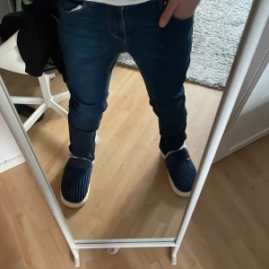 Mörkblå jeans - Tjena! Säljer ett par slim taper jeans från Levi’s. Hög kvalite på Jeansen. Perfekt till din garderob! Priset kan diskuteras!! 