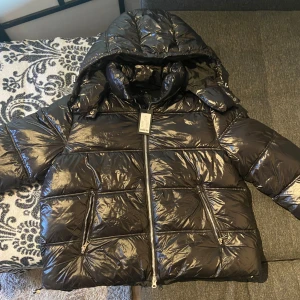 Pufferjacka från lager 157 - Oanvänd svart puffjacka från lager 157 säljes pga felköp.  Storlek S Säljes för 350:- (nyköp 500:-)  Finns i Stockholm/Älvsjö