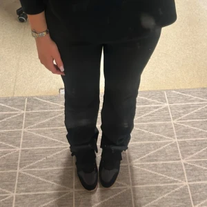 Isabel marant skor - Har ett par svarta isabel marant skor i storlek 40 men passar även 39 som jag funderar på att sälja. Dom är i gott skick så kom gärna med prisförslag!💋