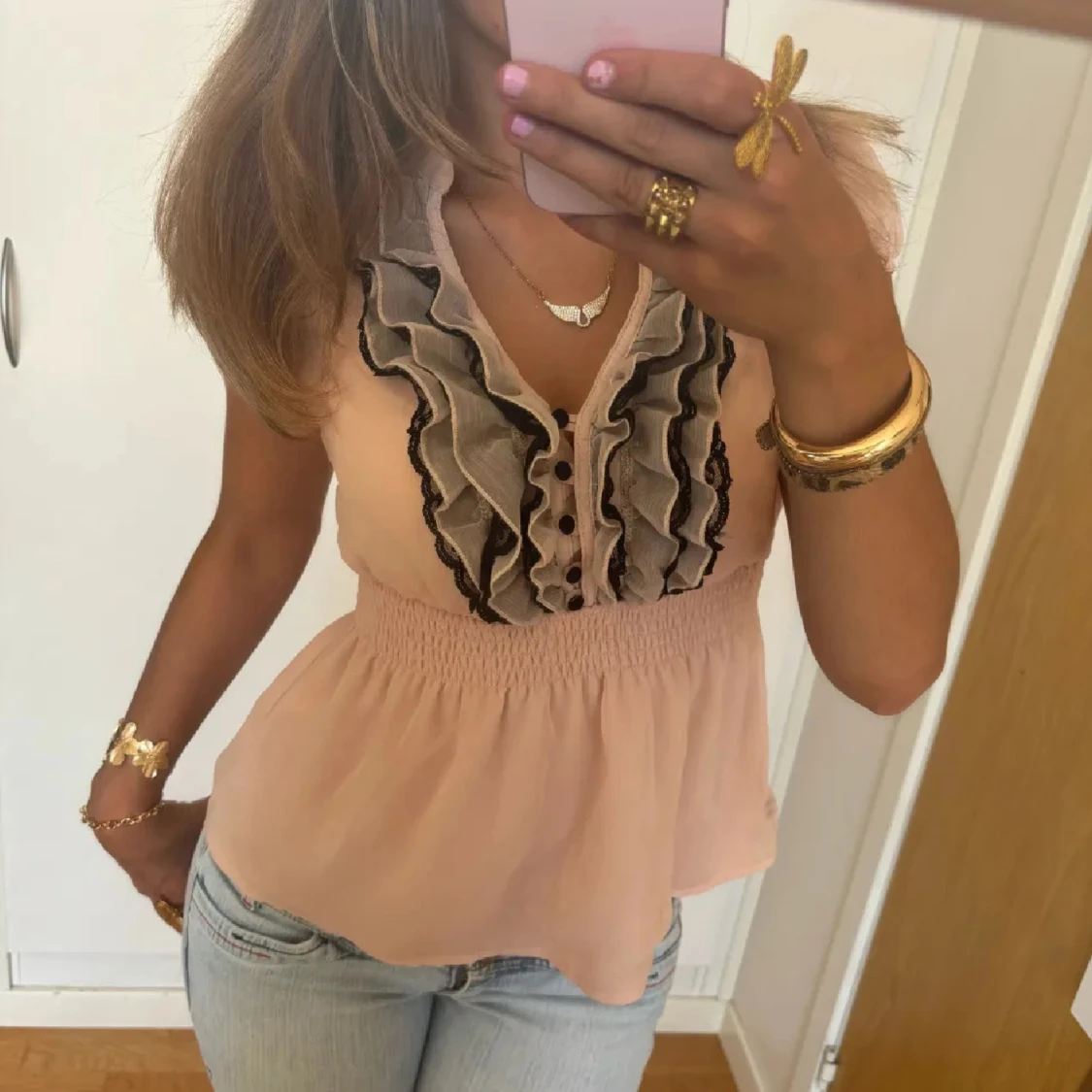 Beige blus med volangdetaljer