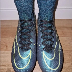 Superfly 4 elite fotbollsskor - Superfly mercurial 4 elite nya en väldigt gammal och rare model som är väldigt svåra att få tag på även stjärnor som ronaldo och neymar har änvändt dessa PRIS KAN DISKUTERAS