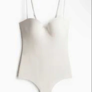 Vit body från H&M - Säljer den trendiga hm bodyn i vit. Slutsåld på hm både online och i butik. Snygg vit body från H&M med tunna axelband. Den är helt oanvänd och inte ens testad! Storlek 80C