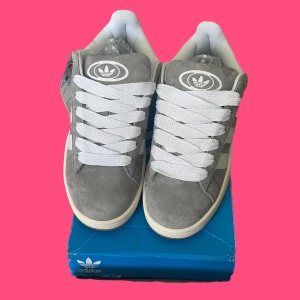 Adidas campus 00s - Snygga grå Adidas campus 00s. Helt nya. Hör av dig vid mer frågor🤍🤍