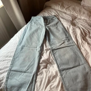 Ljusblå jeans från Monki - Säljer ett par ljusblå jeans från Monki. De har en klassisk femficksdesign och är tillverkade i denim. Perfekta för en avslappnad stil.