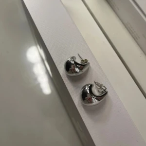 De populära örhängerna - Oanvända.