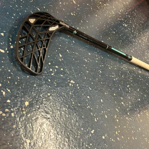 Oxdog innebandy klubba - Oxdog innebandy klubba ultra light, rightare på skaftet. Ny pris 1799kr bör jag köpte den. Bra skick. Pris kan diskuteras. Hör gärna av dig vid frågor. En bra hook. 27 flex