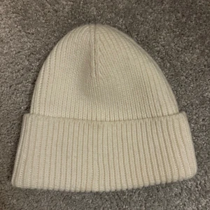 Vit stickad mössa från Lindex - Snygg och enkel vit stickad mössa från Lindex. Passar till alla vinteroutfits💫💫⭐️🥰☺️