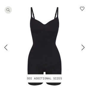 Svart bodysuit från Skims - Säljer en svart bodysuit från Skims med justerbara axelband. Den är designad för att ge stöd och forma kroppen på ett bekvämt sätt. Perfekt för att bära under kläder för en slät siluett. Den är endast öppen för jag skulle se varan, den är inte testad. Kan skicka fler bilder. 