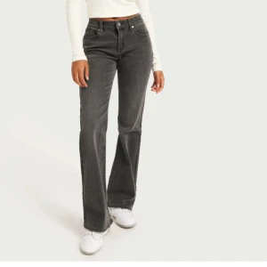 Svarta bootcut jeans - Hej! Säljer dessa snygga svarta bootcut jeans med låg midja! Perfekta för en stilren look. Klassisk femficksdesign och knappgylf. Endast använda 1 gång så dem är som nya. Storlek W30 nypris 1100kr.