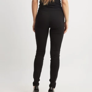 Svarta kostymbyxor - Snygga svarta kostymbyxor med tight passform. Perfekta för en stilren look och kan enkelt matchas med olika toppar. Bekväma och mångsidiga för olika tillfällen.