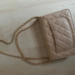 Beige väska zara Nelly Asos axelväska  - Längd 19 höjd 13 