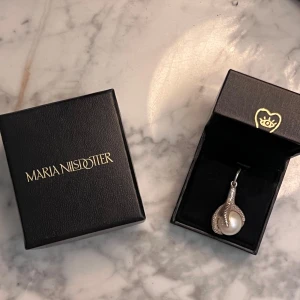 Big Claw Pearl Earing från Maria Nilsdotter - Snygga och trendiga örhängen från Maria Nilsdotter!!💞 Helt oanvända och är i topp skick, köpte nyligen.                     Nypris: 3 795 kr 