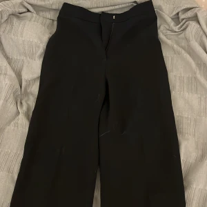 Svarta kostymbyxor - Svarta kostymbyxor från HM. De har endast använda ca 2 gånger och är i ett fint skick.