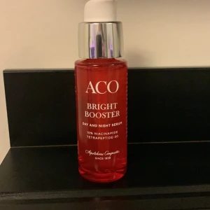 ACO Bright Booster Serum - ACO Bright Booster Day and Night Serum med 10% niacinamide och tetrapeptide-30. Nypriset är 249 och den är helt oöppnad. Hör av dig vid frågor och funderingar💕
