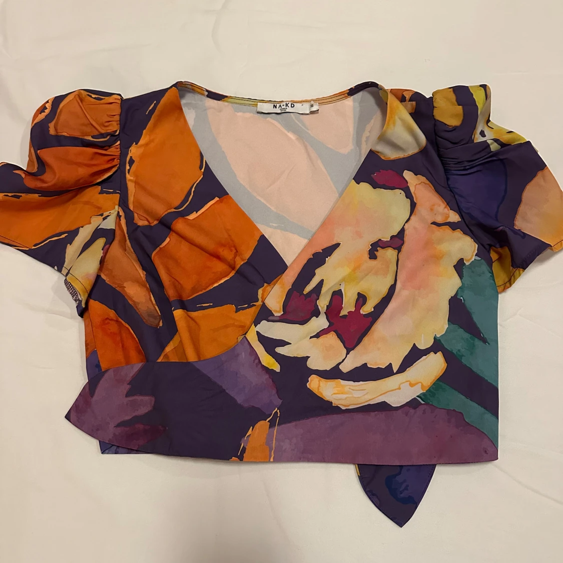 Färgglad omlottopp från NA-KD - 90