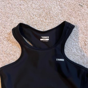 Svart sporttopp Stronger - Svart sporttopp från Stronger i stolek small. Använd endast ett fåtal gånger 🌟