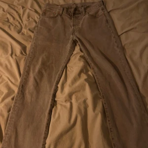 Levi’s jeans storlek w30 L 30 - Gråa levi’s jeans modell 501 använda ett få antal gånger bra skick bara lite slitet lägst ner på benet inget som märks