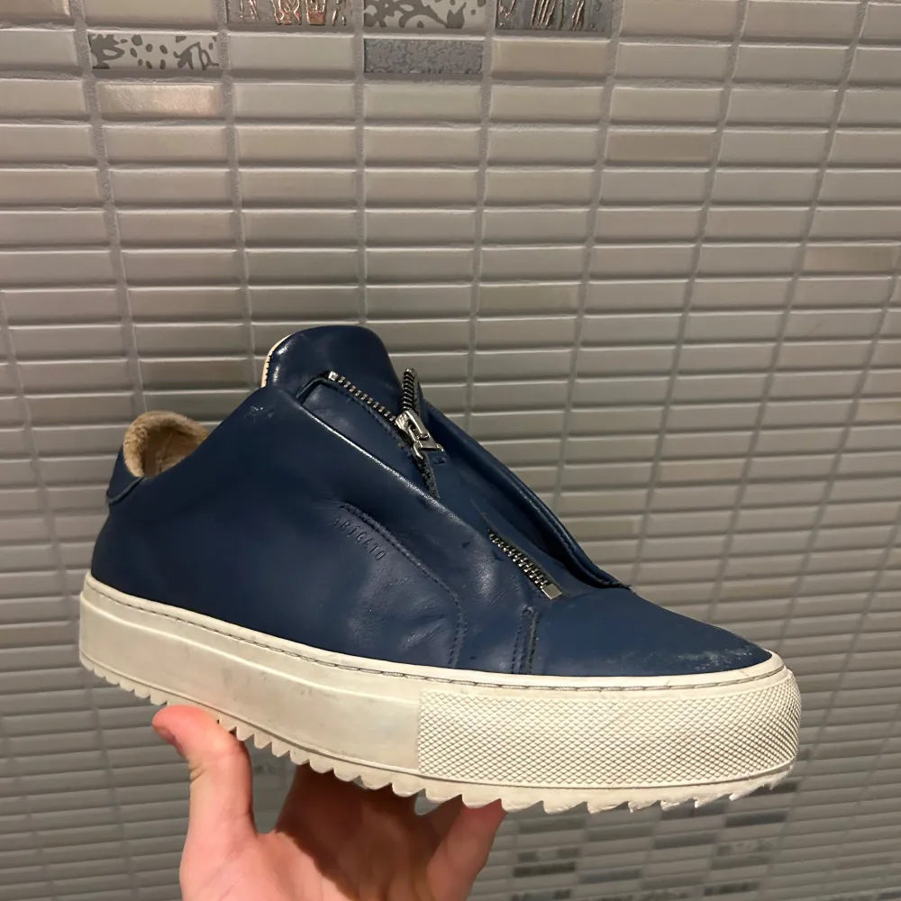Ett riktigt bra erbjudande, med tanke på att denna modell inte längre säljs. Vid hälen på insidan av skorna finns det lite slitage, men detta syns inte från utsidan. Annars är de i bra skick. OBS priset kan diskuteras.. Kengät.