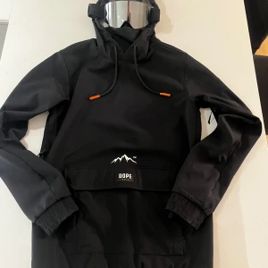 Svart Dope blizzard jacka  XS - Jag säljer en dope jacka i strl xs i herr. Jackan är aldrig använd därför att jag köpte den i fel storlek. Den är alldeles utmärkt i skidbacken, och i kallt väder med tanke på den varma fleecefodringen inuti jackan. Köpte den på dopes hemsida för 1899 kr och säljer den för halva priset. 