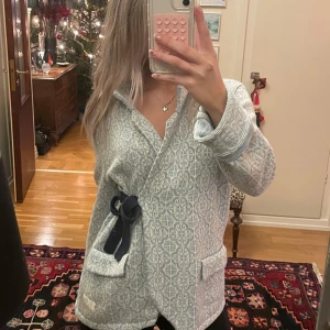 Odd Molly kofta  - Säljer en Odd Molly kofta i ljusblått och vitt med ett fint mönster. Koftan har ett mörkblått knytband i midjan! ⭐️ Aldrig använd, endast testad en gång! Storlek: L men liten i storleken, passar personer med M också.  (Jag är 164cm och använder XS/S som referens) ⭐️  