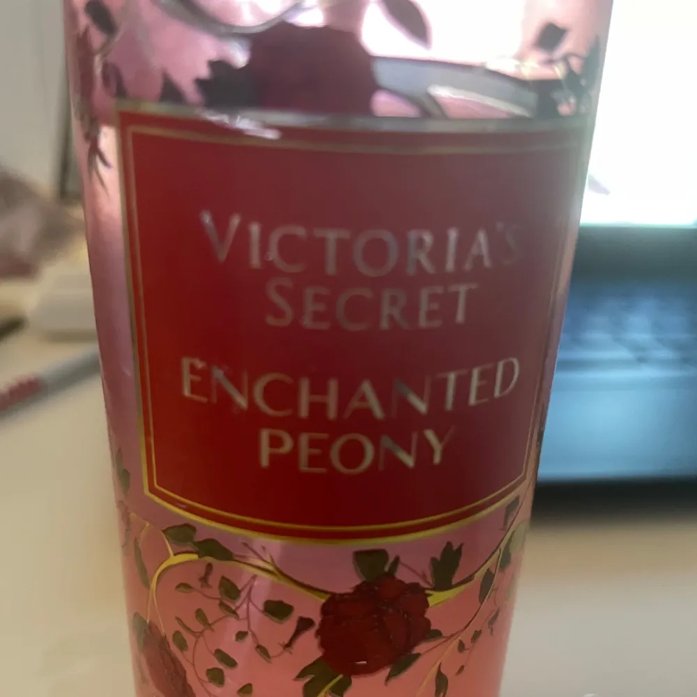 Enchanted Peony från Victoria's Secret är en parfym med en blommig doft. Flaskan är rosa med ett dekorativt blommönster och har en elegant design. Perfekt för den som älskar en romantisk och förtrollande doftupplevelse. Ungefär 200 ml eller mer av den är kvar av 250.. Perfume.