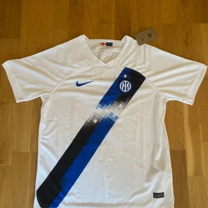 Vit fotbollströja från Nike - En helt ny Inter Milan fotbollströja i storlek L med ”Dumfries” på ryggen. Helt oanvänd med prislappen kvar och man får med original påsen. Skriv om du är intresserad.