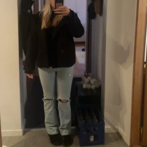Ljusblå jeans från crocker - Säljer ett par ljusblå jeans från Crocker med slitna detaljer på knäna. De hade ett hål som man kan se på bild 3 men har lagat dom med en tygbit, de syns lite när man har på sig jeansen men jag tycker inte att de stör. De står att dom är i w31 l32 men ja skulle säga att de passar mig med storlek 36/38 och är 166. Hör av dig vid fler frågor❣️