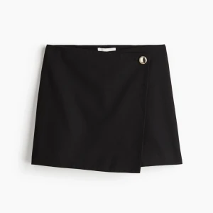 Svart omlottkjol med knappdetalj - Elegant svart omlottkjol med en stilren knappdetalj i midjan. Den är helt ny, bara testad. Prislappen finns kvar på!❤️ 