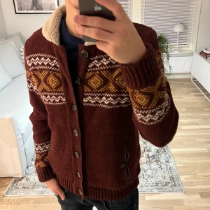 Fodrad stickad cardigan  - Tjena! Säljer en as fet stickad fodrad cardigan, skick 10/10 inga defekter ingenting, perfekt för vintern 