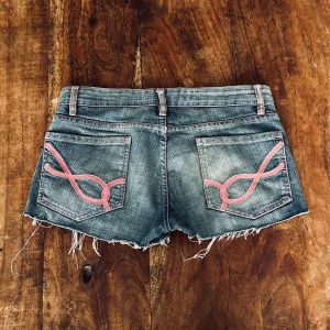 Minishorts - Lågmidjade/lowwaist mini shorts! Alla sömmar är rosa och på bakfickorna! Finaste plagget jag äger men tyvärr för små:/ Jätte bra skick! Står storlek 36 men skulle säga att dem funkar jättebra på 34 också!