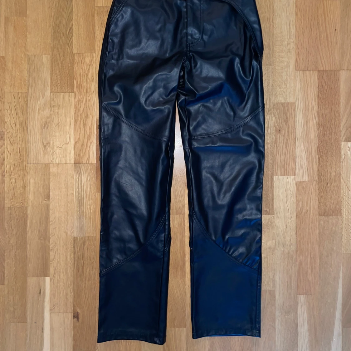 Svarta skinnbyxor från A-dsgn - 92