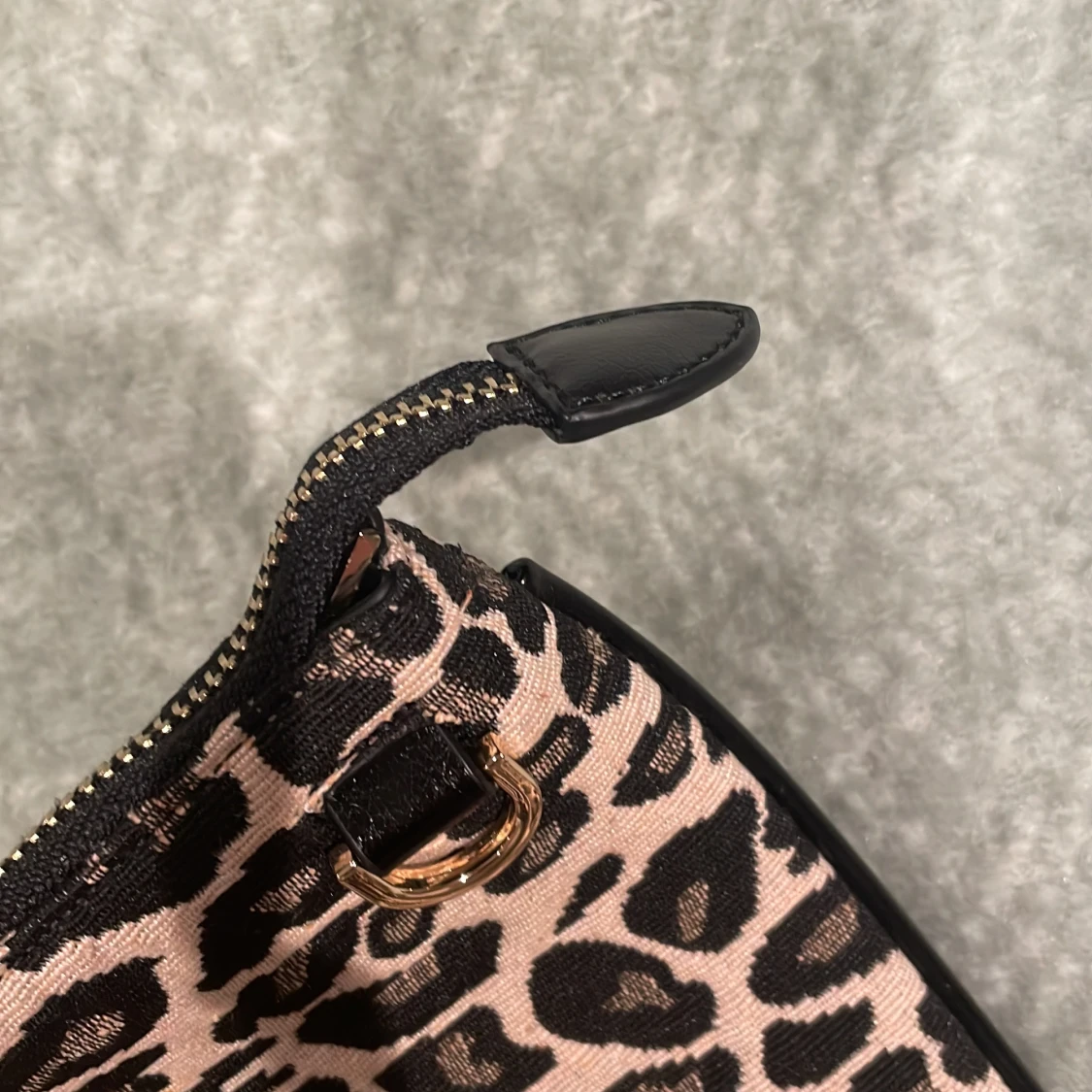 Leopardmönstrat datafodral från Ideal of Sweden - 93