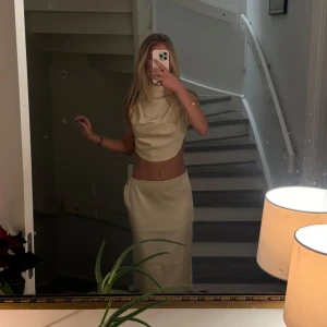 Guldigt set - Säljer detta helt nya fina sett då kjolen var lite stor i min midja🤎toppen har knyte bak i ryggen🤎 kjolen går ner till marken på mig även när jag har lite klack, jag är 168