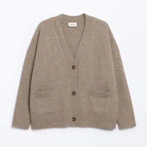 Beige kofta från Monki - Säljer nu denna så populära snygga koftan från Monki med v-ringning och knappar framtill. Storlek S och oversized, kom privat för fler bilder❤️❤️